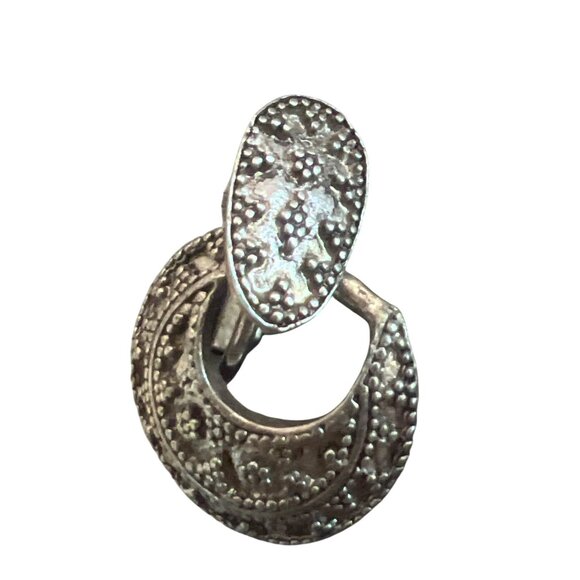 Vintage Silver Tone Clip On Doorknocker Earrings Textured Lightweight Estate 1" - Picture 3 of 5